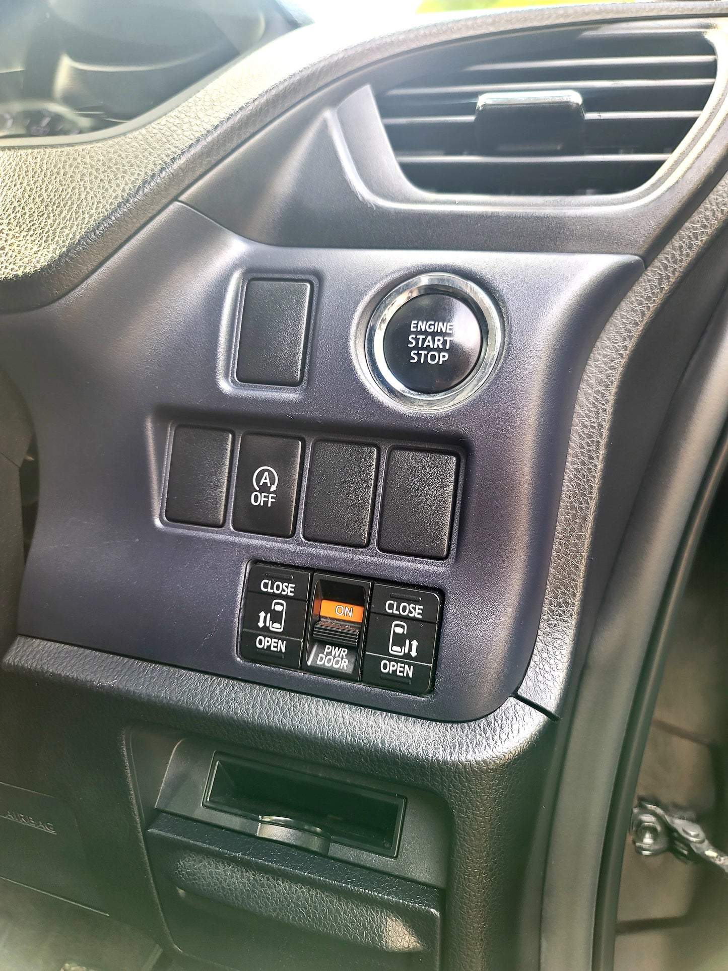 2014 TOYOTA NOAH DELUXE 2.0 AT