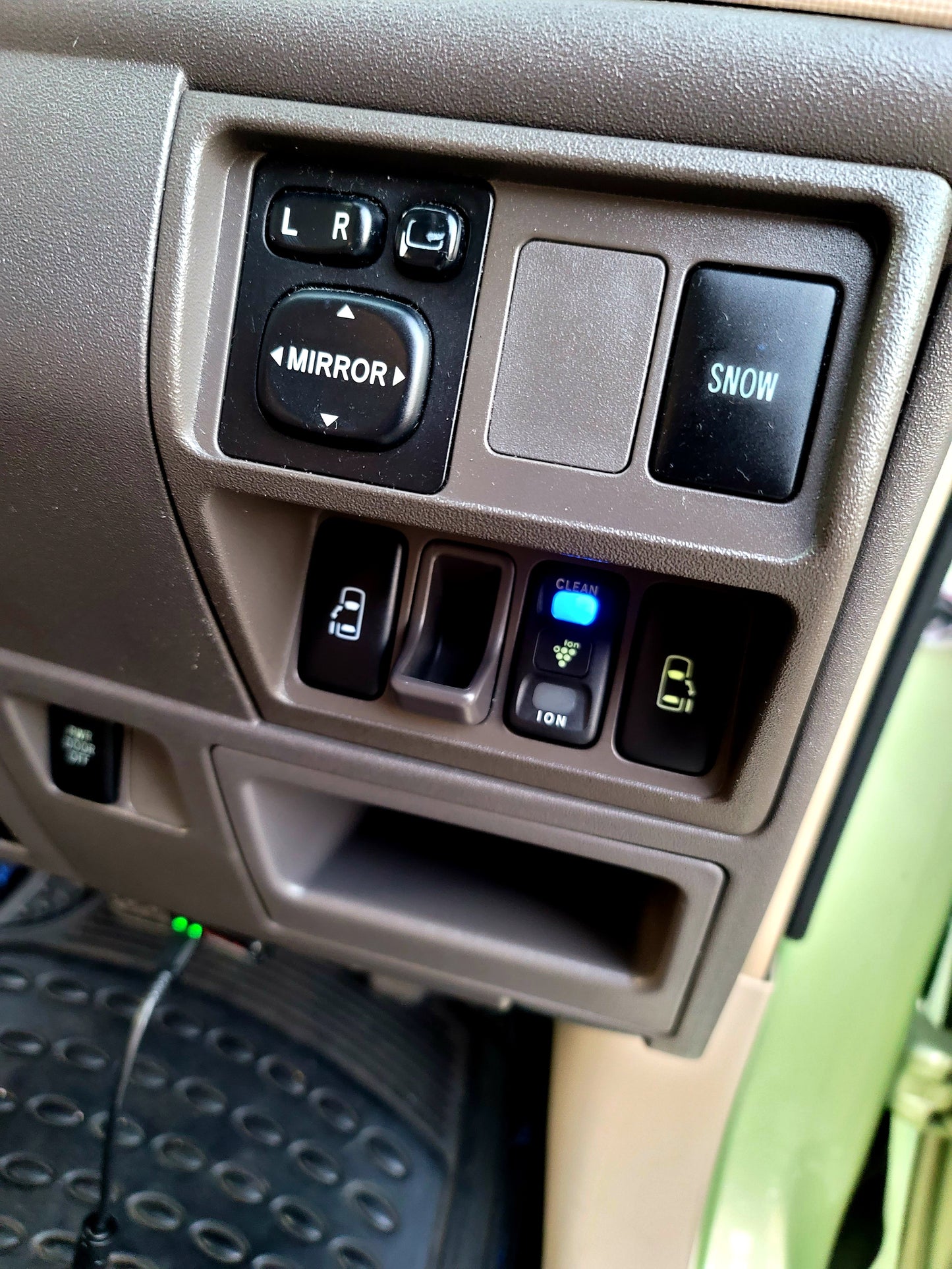 2011 TOYOTA SIENTA 1.5 AT