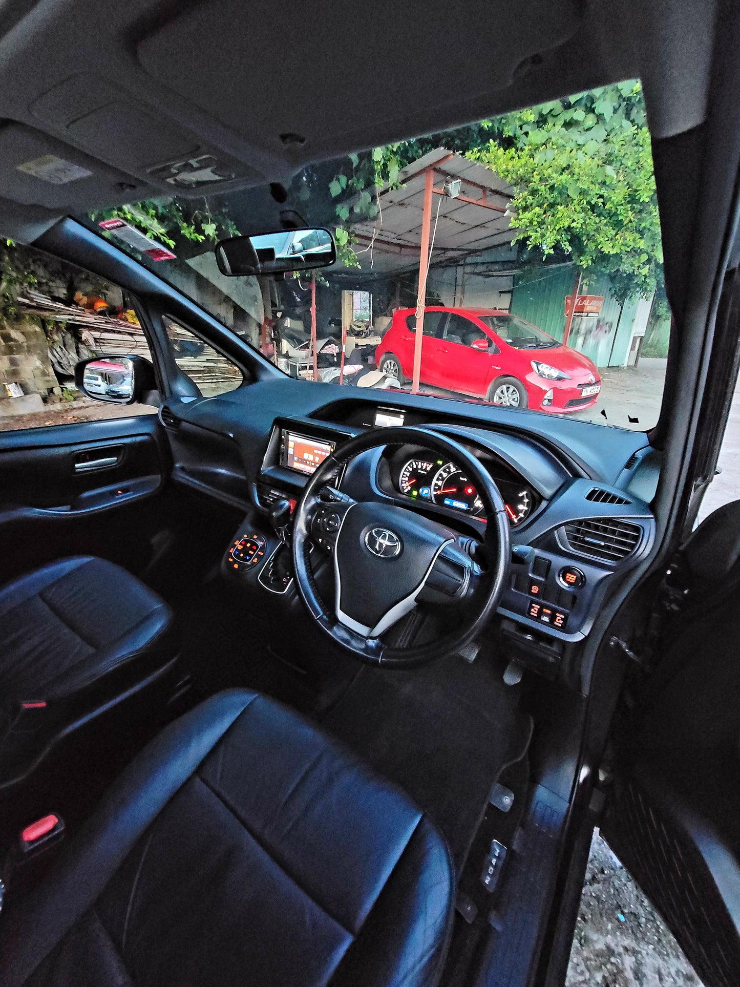 2014 TOYOTA NOAH DELUXE 2.0 AT