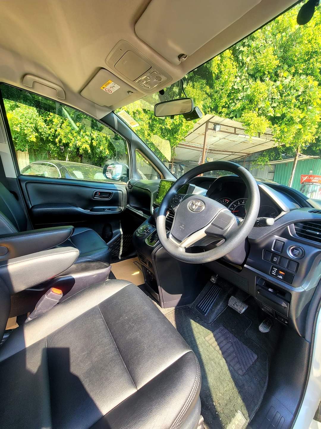 2018/19 TOYOTA NOAH ZRR80 2.0 AT