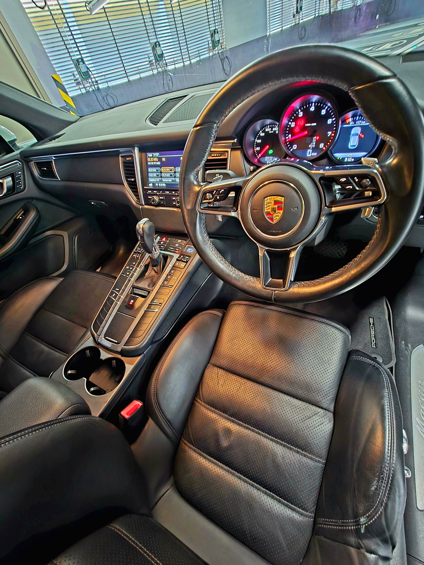 2015 PORSCHE MACAN 2.0T AT