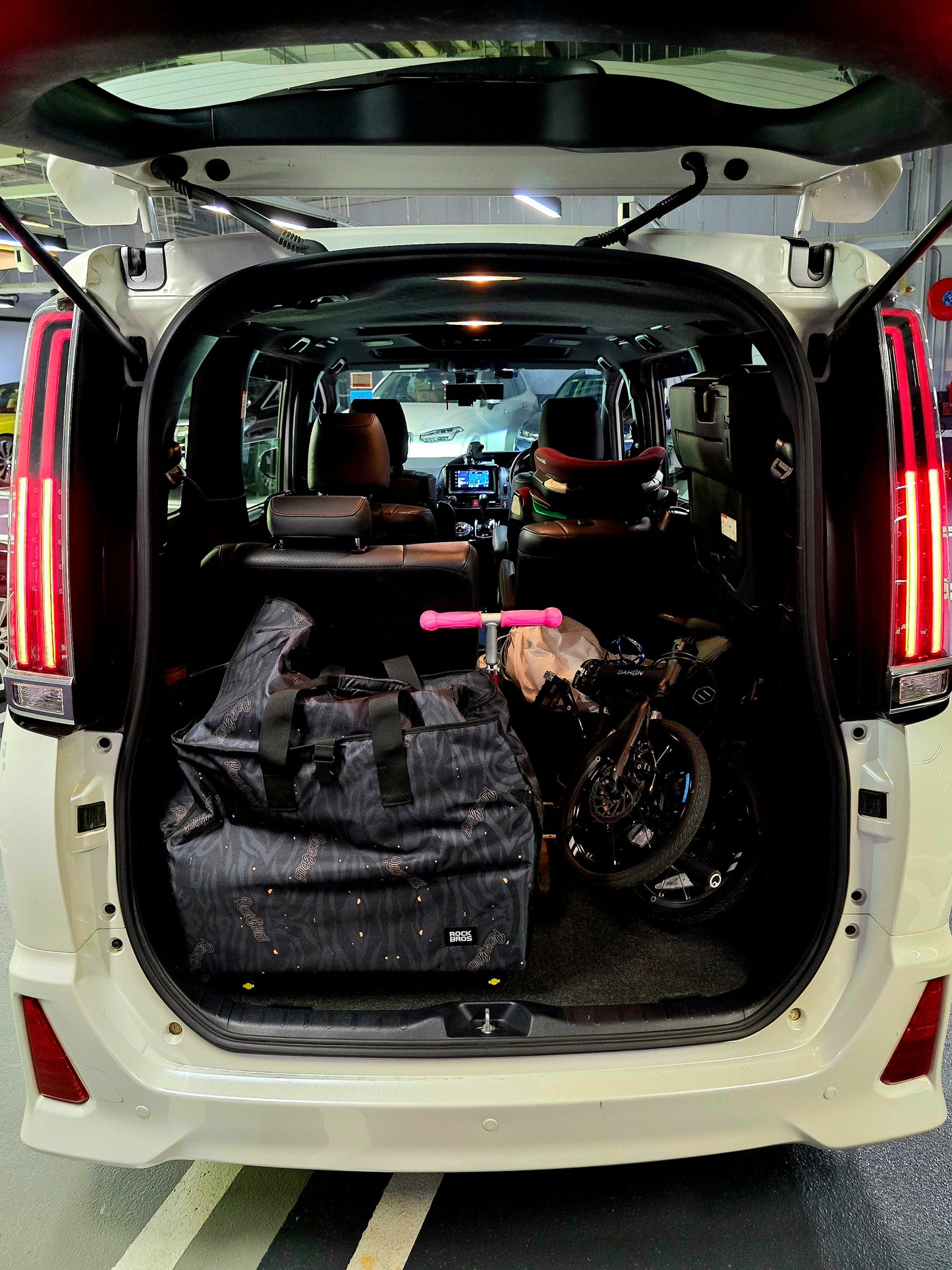 2017 TOYOTA NOAH 80 DELUXE 2.0 AT